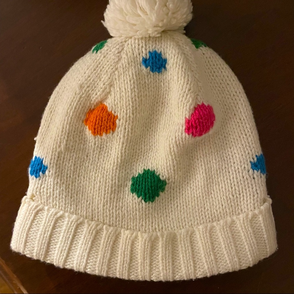 Kids polkadot pom-pom hat.